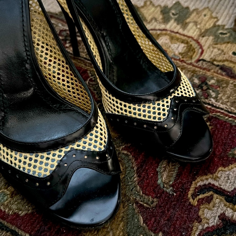Vintage Givenchy Black & Tan Mesh Peep-Toe Spectator Heels • Size 39 • EUC - Picture 9 of 10